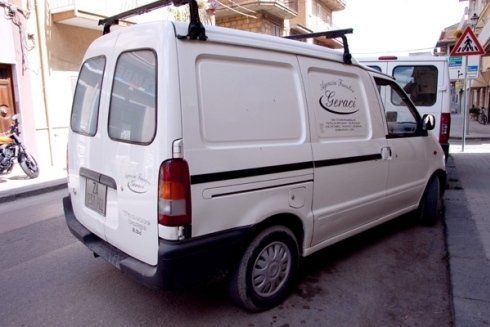 Un furgone bianco è parcheggiato sul ciglio della strada