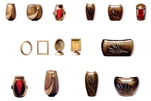 Una varietà di vasi sono allineati su uno sfondo bianco