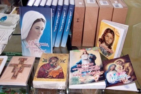 Una collezione di libri religiosi su un tavolo di vetro