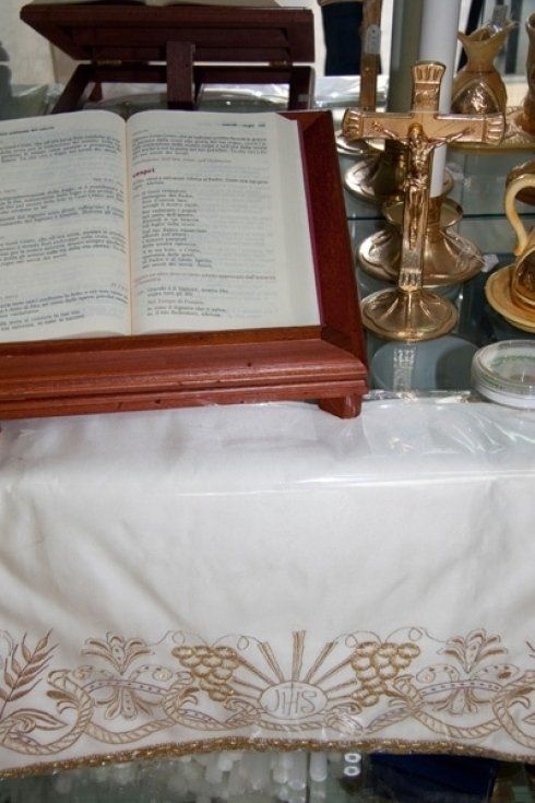 Una Bibbia è appoggiata su un supporto di legno su un tavolo.