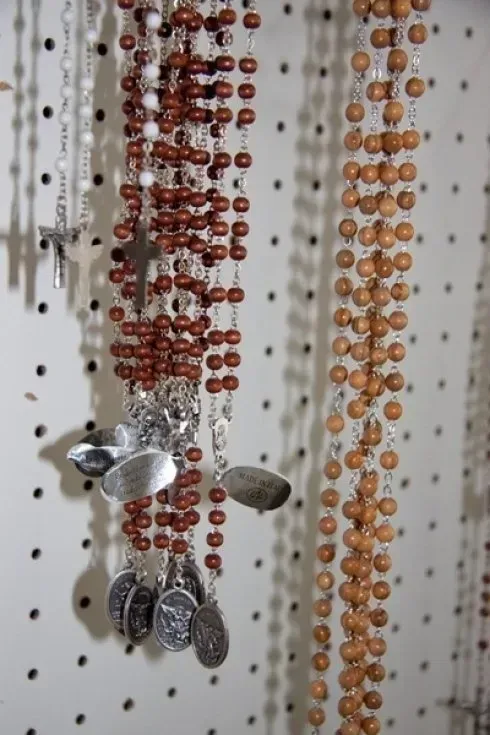 Un mucchio di collane sono appese a un muro