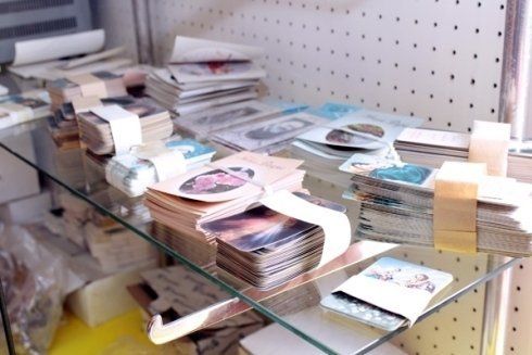 Una mensola di vetro con un mazzo di carte sopra