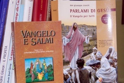 A book titled vangelo e salmi sits next to a book titled parlami di gesu