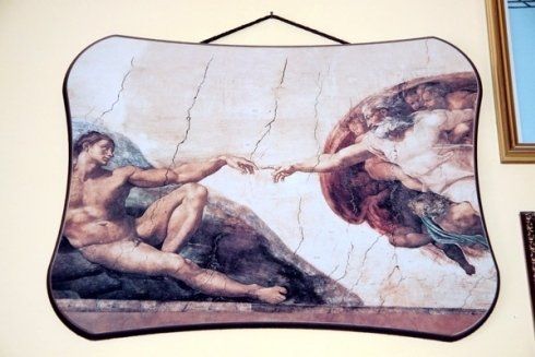 Un dipinto di Adamo ed Eva che si cercano