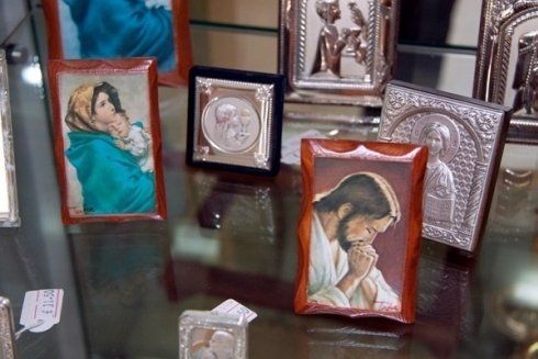 Una mostra di immagini religiose tra cui una di Gesù che prega