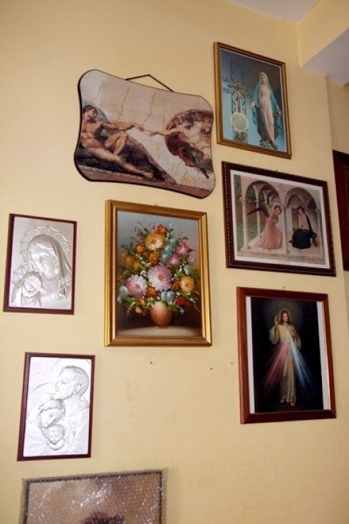 Un muro con molte immagini tra cui una di Gesù