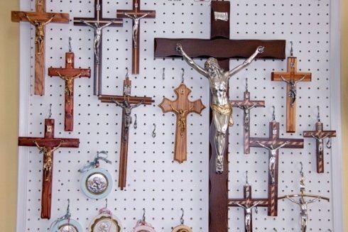 Una varietà di croci sono esposte su un muro