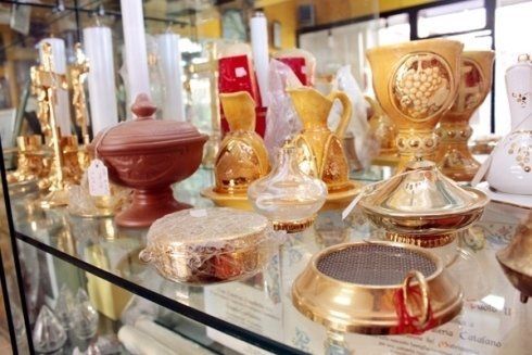 Una teca di vetro piena di vari oggetti religiosi.