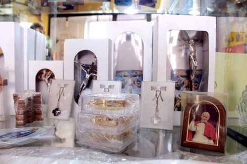 Una varietà di articoli religiosi sono esposti in un negozio