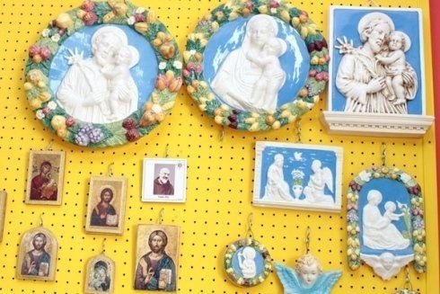 Una mostra di icone religiose su una parete gialla