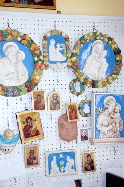 Un muro con molte icone religiose