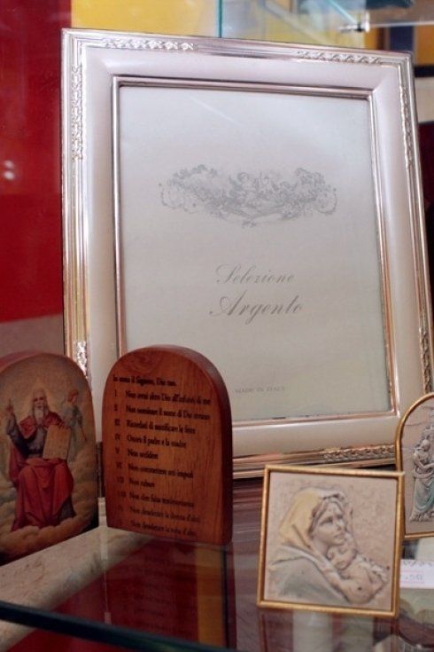 Una cornice è appoggiata su un tavolo di vetro.