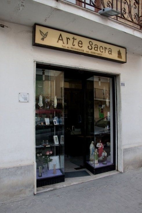 Una vetrina con un cartello che dice arte sacra