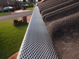 worker installing the gutter cover