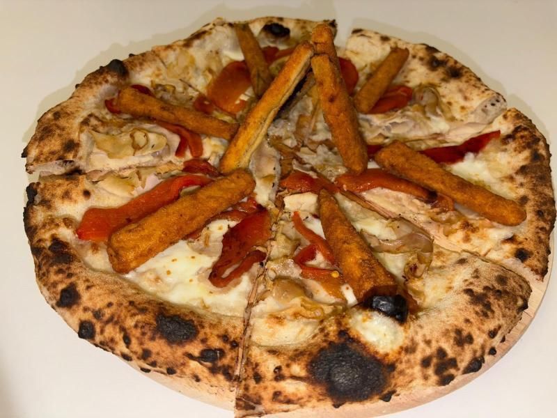 Pizza con patatine dolci, peperoni rossi e pollo.