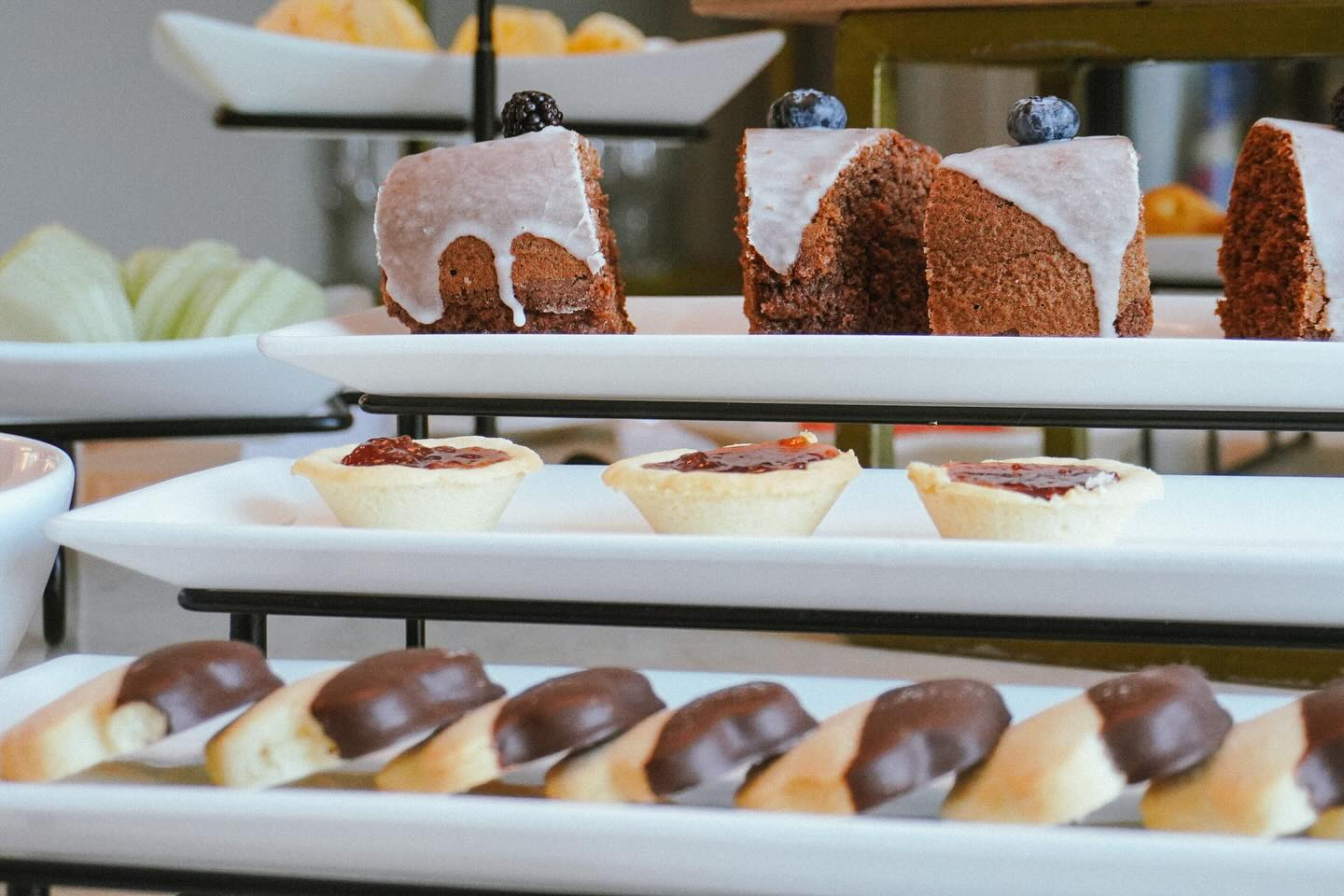 Una variedad de postres se muestran en platos blancos sobre una mesa.