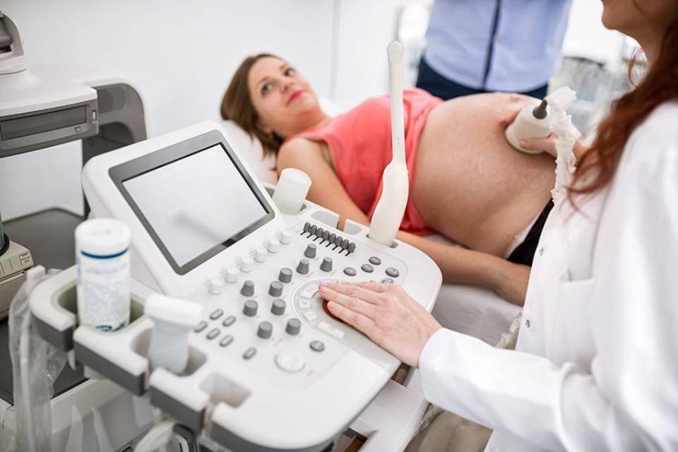 ecografia addominale su donna incinta in studio di ginecologia a Ferrara
