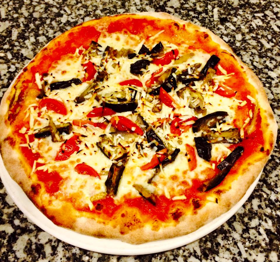 Pizza con melanzane e peperoni