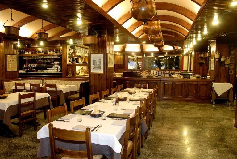 Sala di un ristorante con tavoli apparecchiati