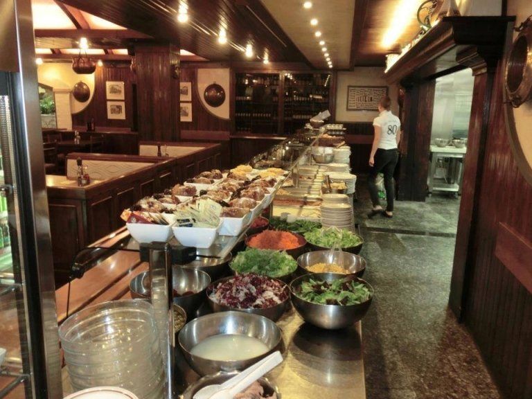 Ristorante con ampio buffet