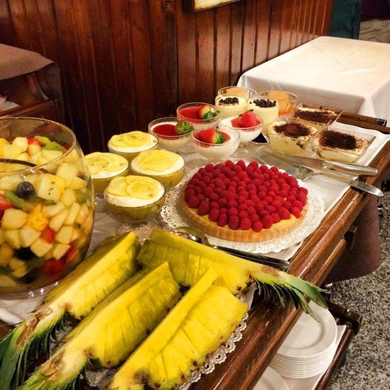 Bancone con torte e frutta fresca