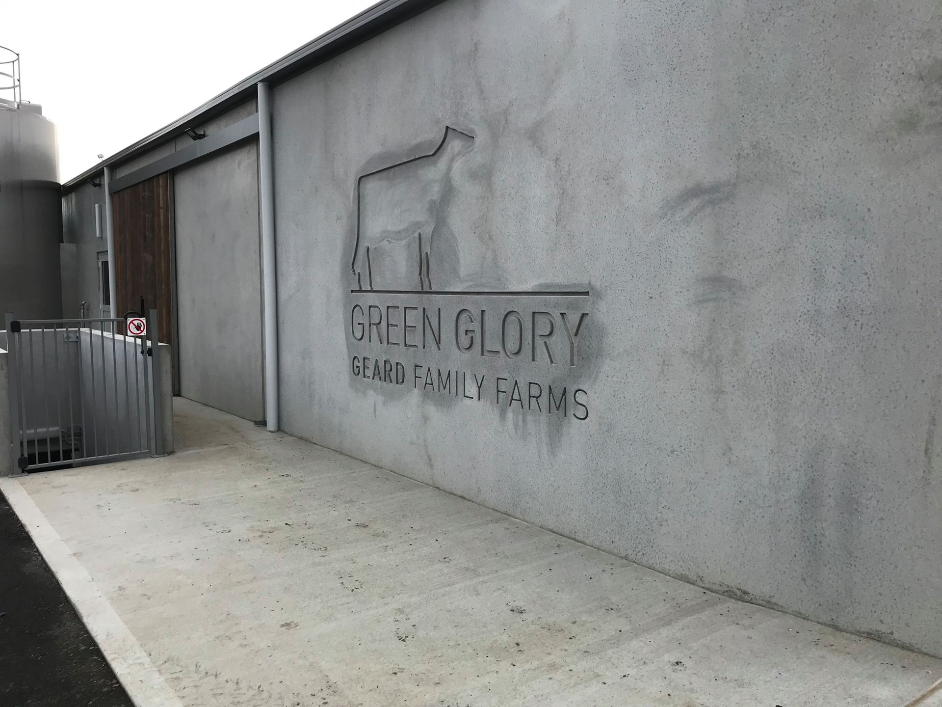 A building with a sign that says Green Glory Geard Family Farms