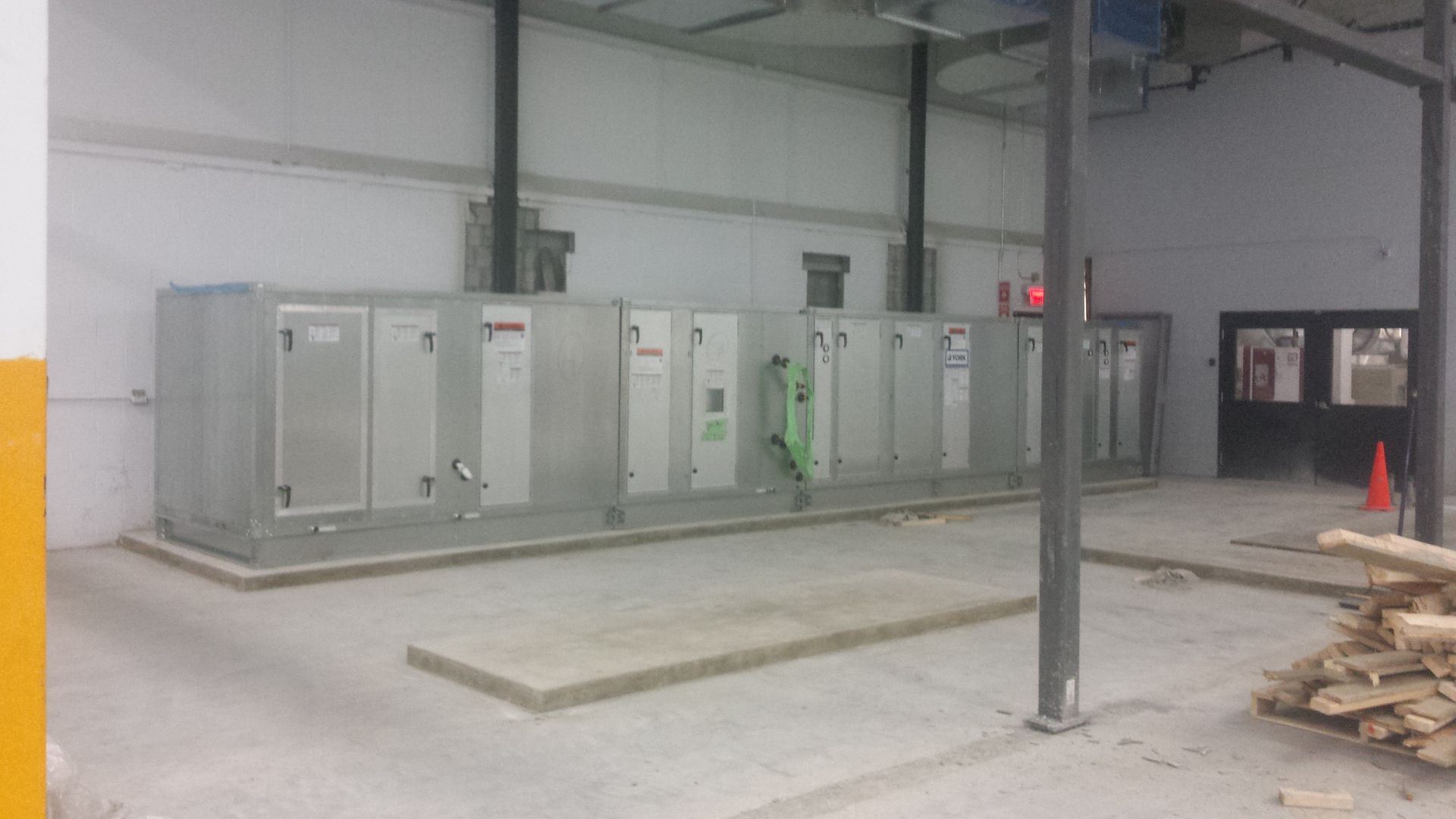 Un grand entrepôt avec beaucoup d'équipements électriques à l'intérieur.