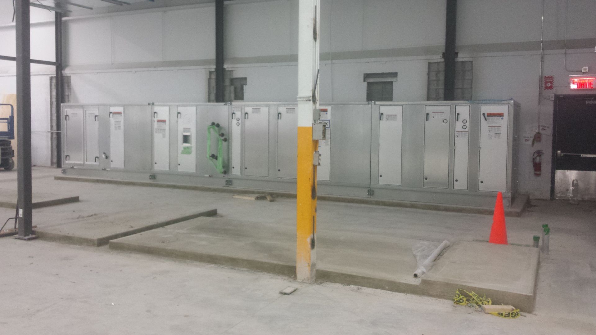 Un grand entrepôt avec beaucoup d'équipements électriques à l'intérieur.