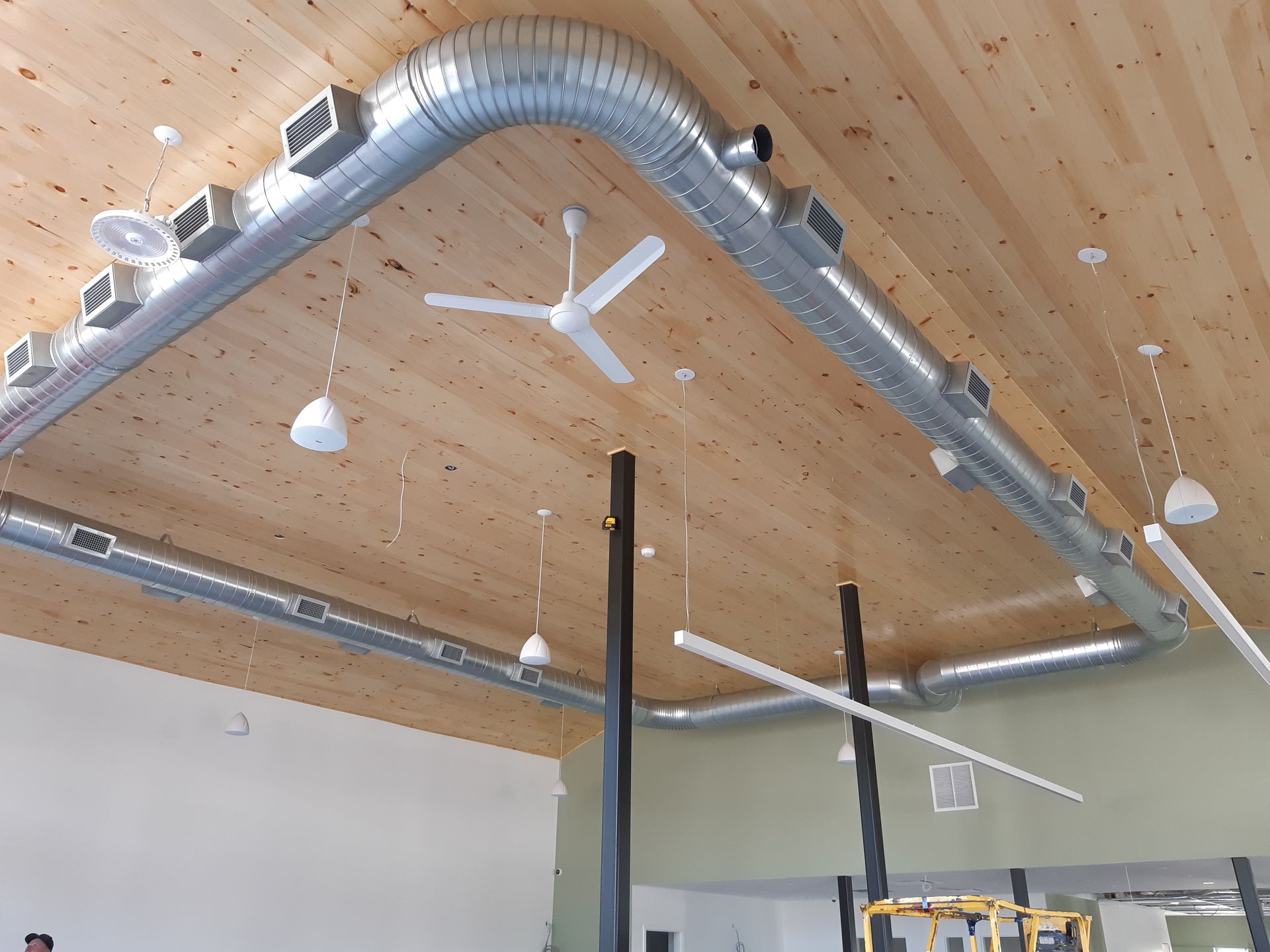Une pièce avec un plafond en bois et un ventilateur de plafond