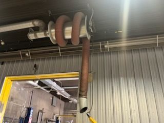Un tuyau est suspendu au plafond d'un bâtiment.