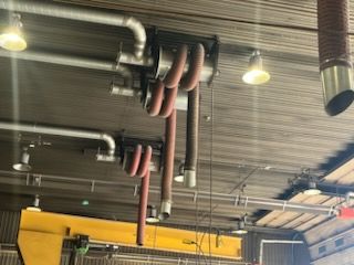 Un tas de tuyaux pendent du plafond d'un bâtiment