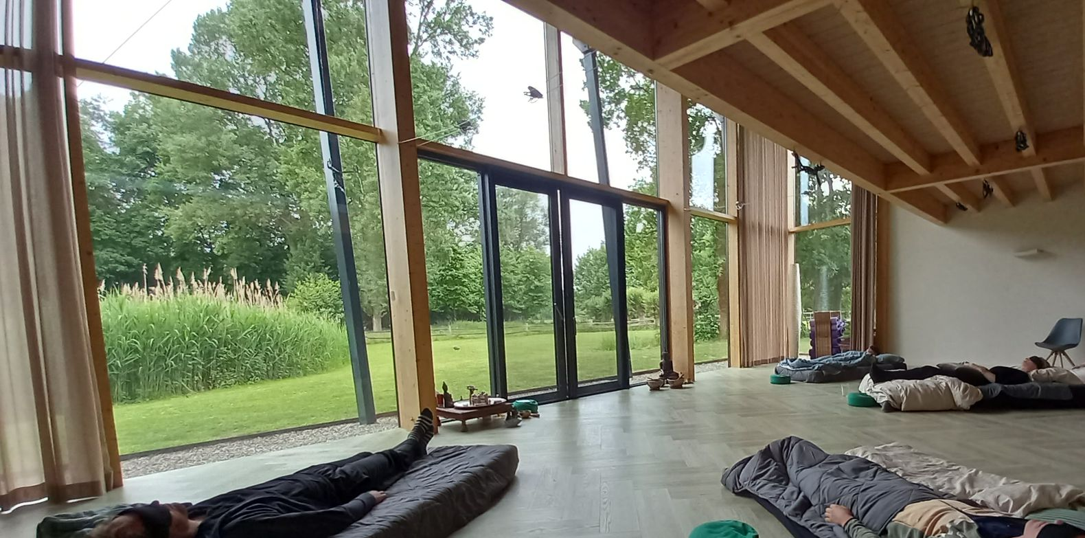 De praktijk van Nancy, hypnotherapeut, psycholoog en facilitator van psychedelische retreats, bevindt zich in gezondheidscentrum Zen Natuurlijk in Schijndel.