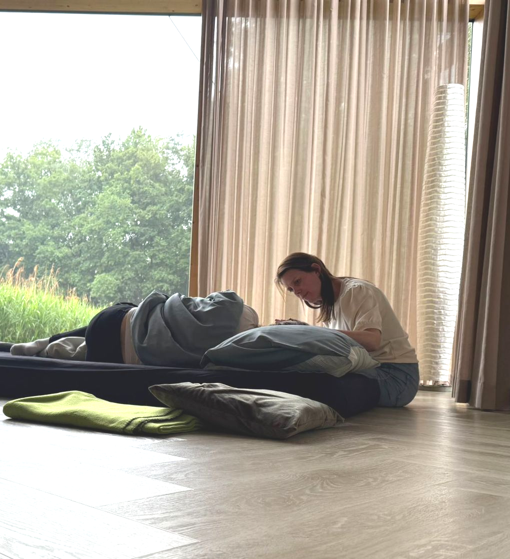 De praktijk van Nancy, hypnotherapeut, psycholoog en facilitator van psychedelische retreats, bevindt zich in gezondheidscentrum Zen Natuurlijk in Schijndel.