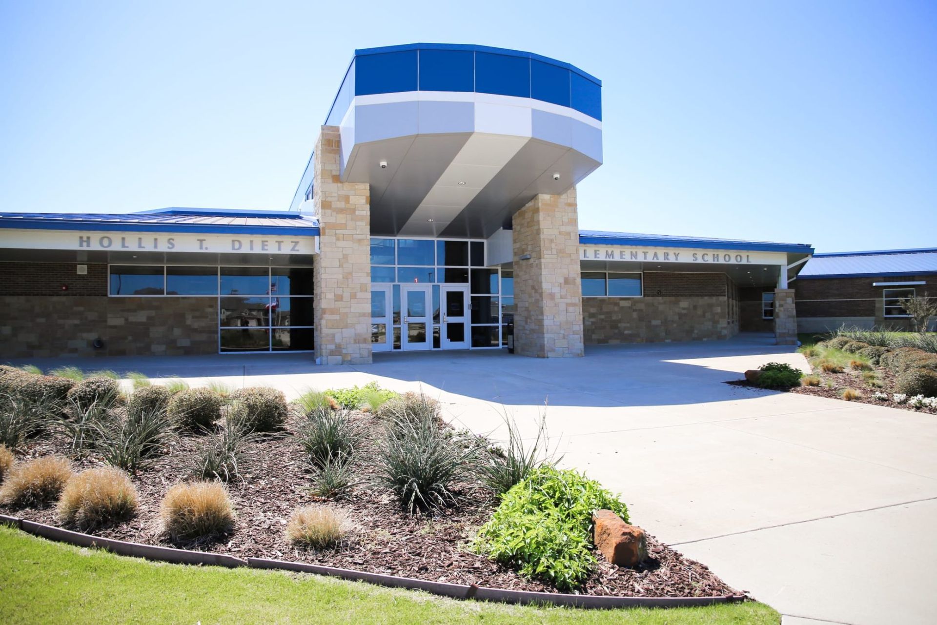 A large building with a lot of windows and a large entrance