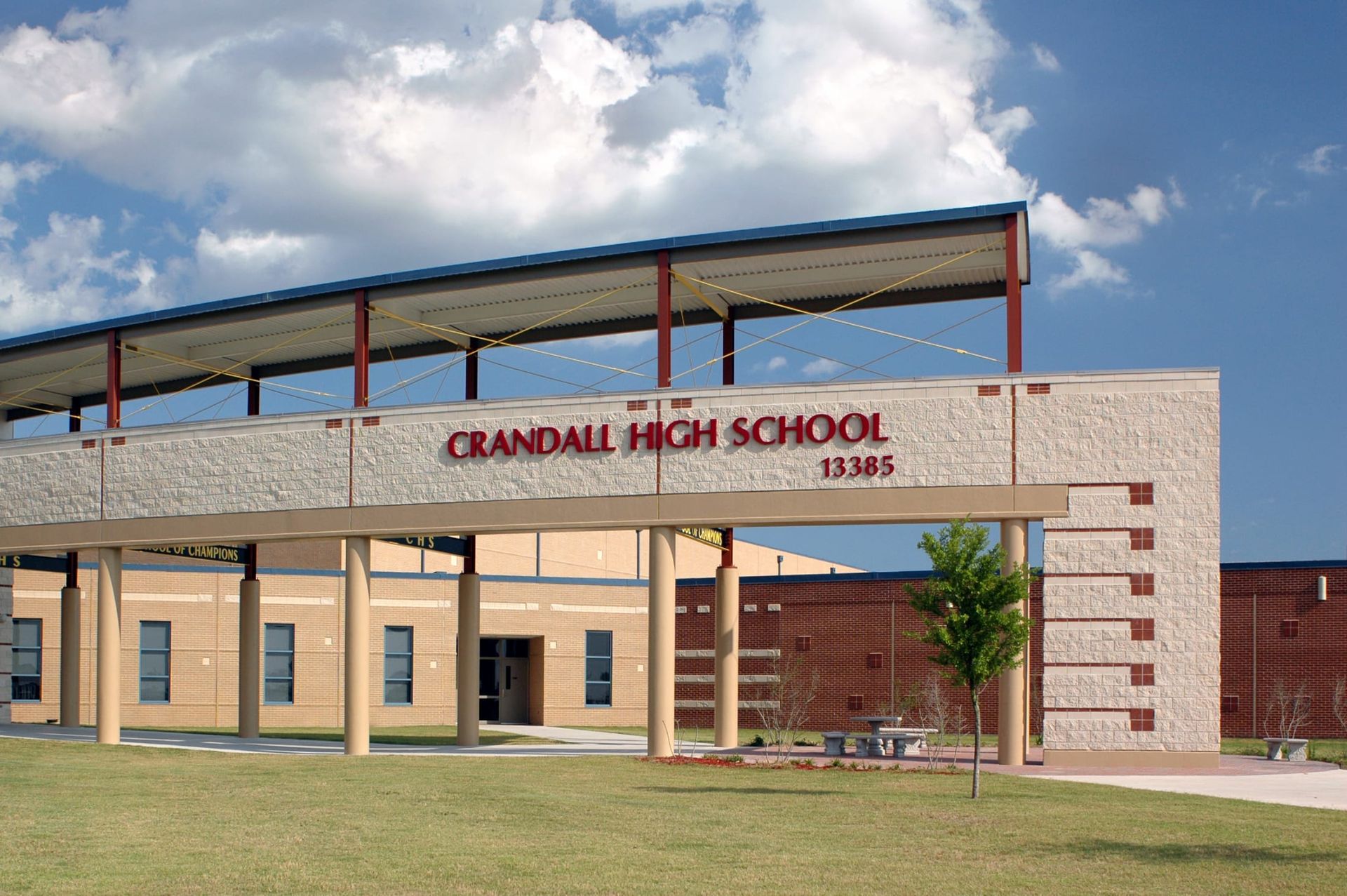 The front of a school called crandall high school