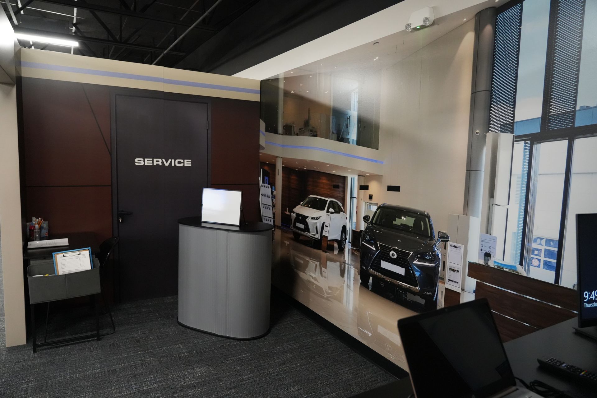 A room with a sign that says service on it