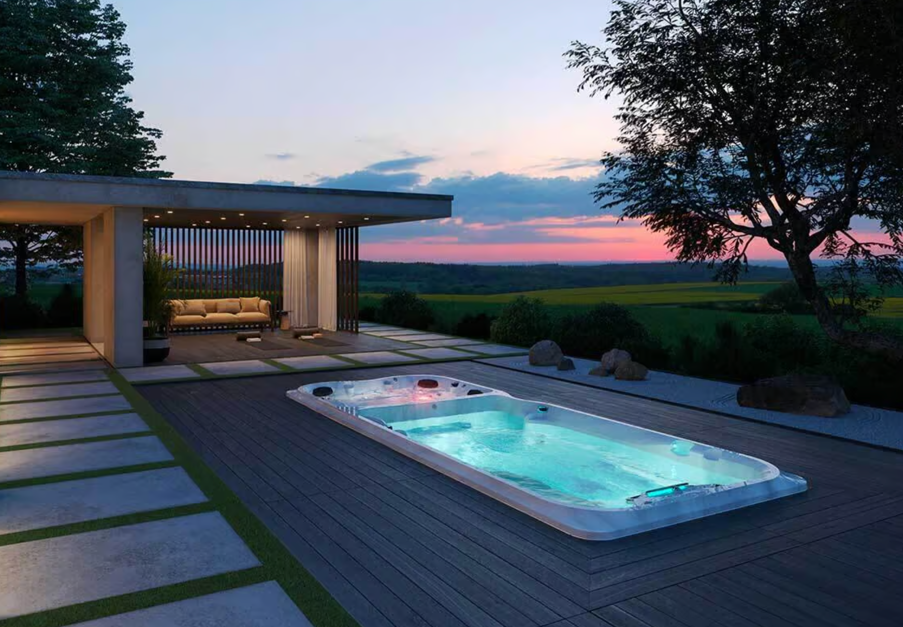 Un spa de nage est posé sur une terrasse en bois avec ciel bleu.