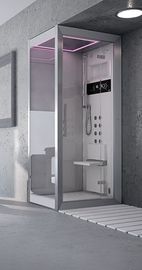 Cabine de douche moderne avec portes en verre, intérieur blanc et siège, dans une salle de bains minimaliste.