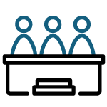 Un groupe de personnes sont assises à une table.