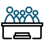 Un groupe de personnes sont assises à une table.