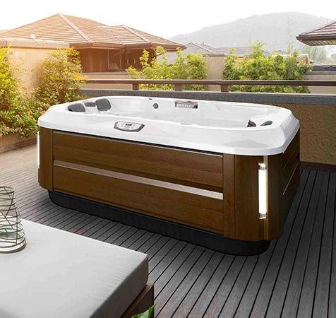 Un bain à remous est posé sur une terrasse en bois.