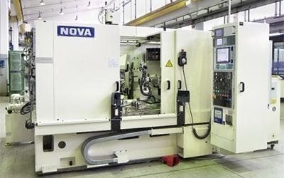 sala con rettificatrici a controllo numerico