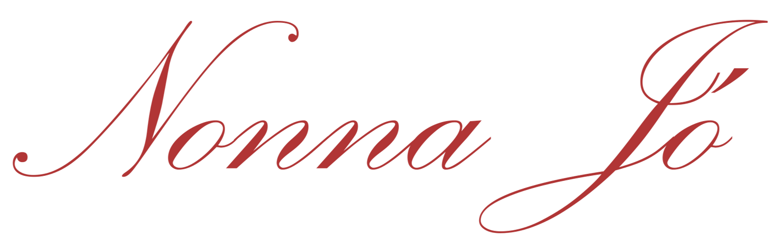 Die Worte „Nonna Jò“ sind in einer eleganten, dunkelroten Kursivschrift geschrieben.