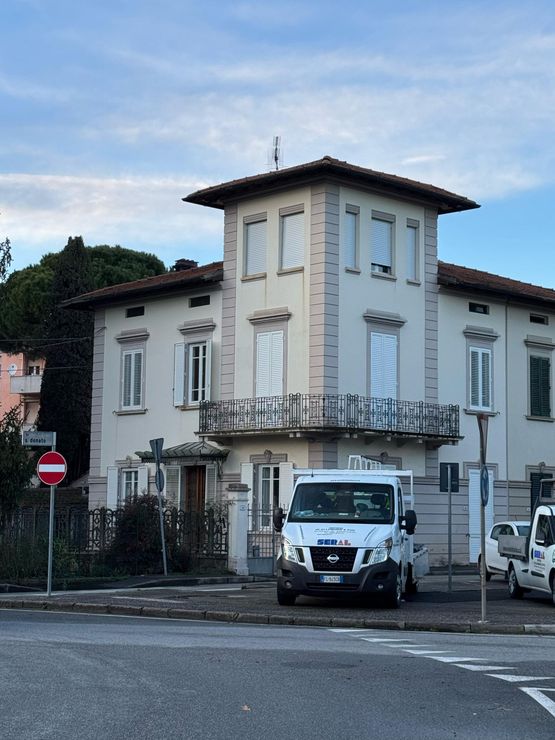 una finestra con delle persiane verdi e una veranda