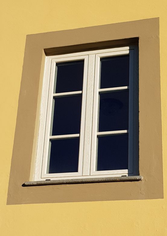 una finestra di color bianco