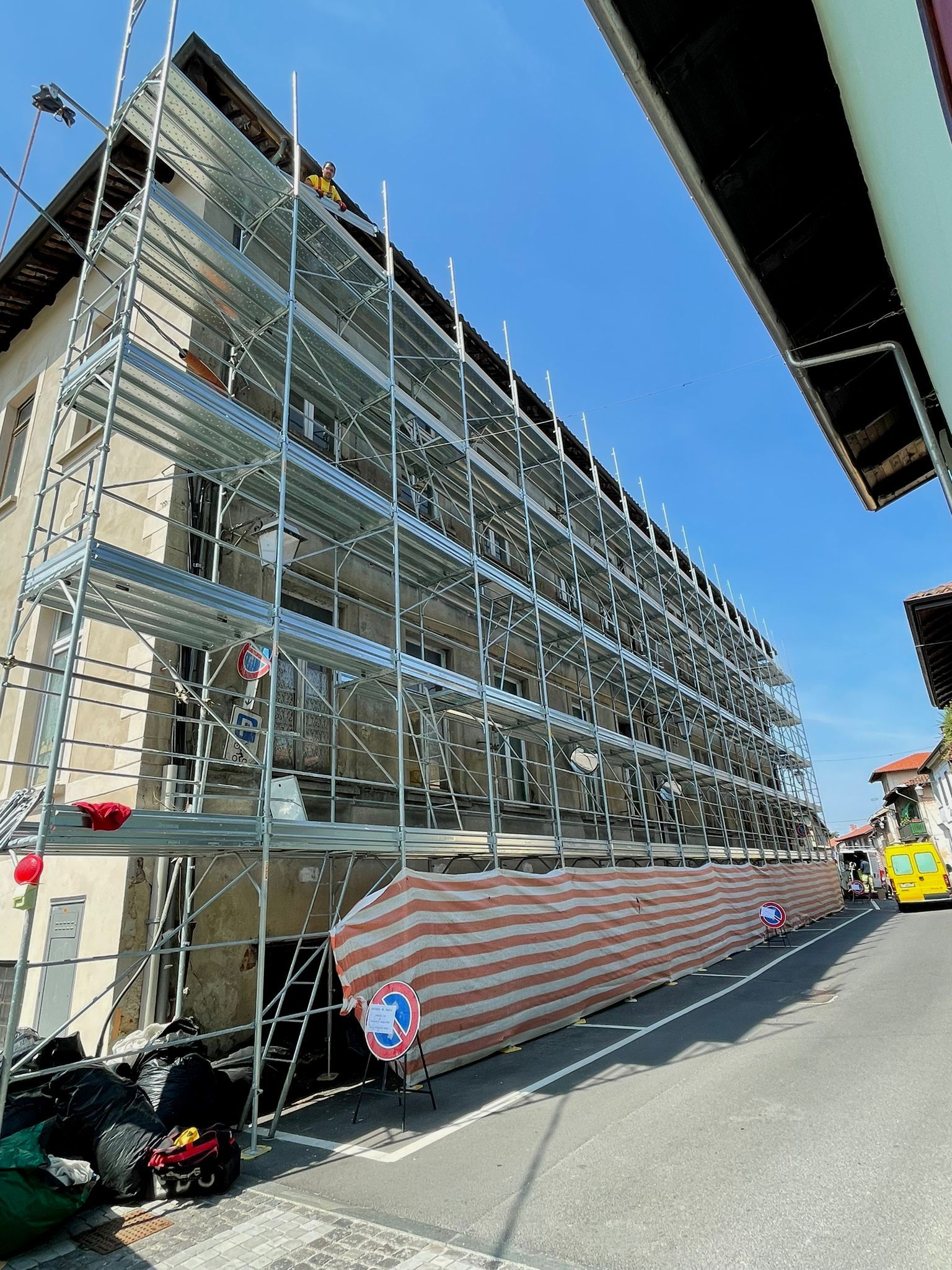 Ponteggio installato sulla facciata di un condominio