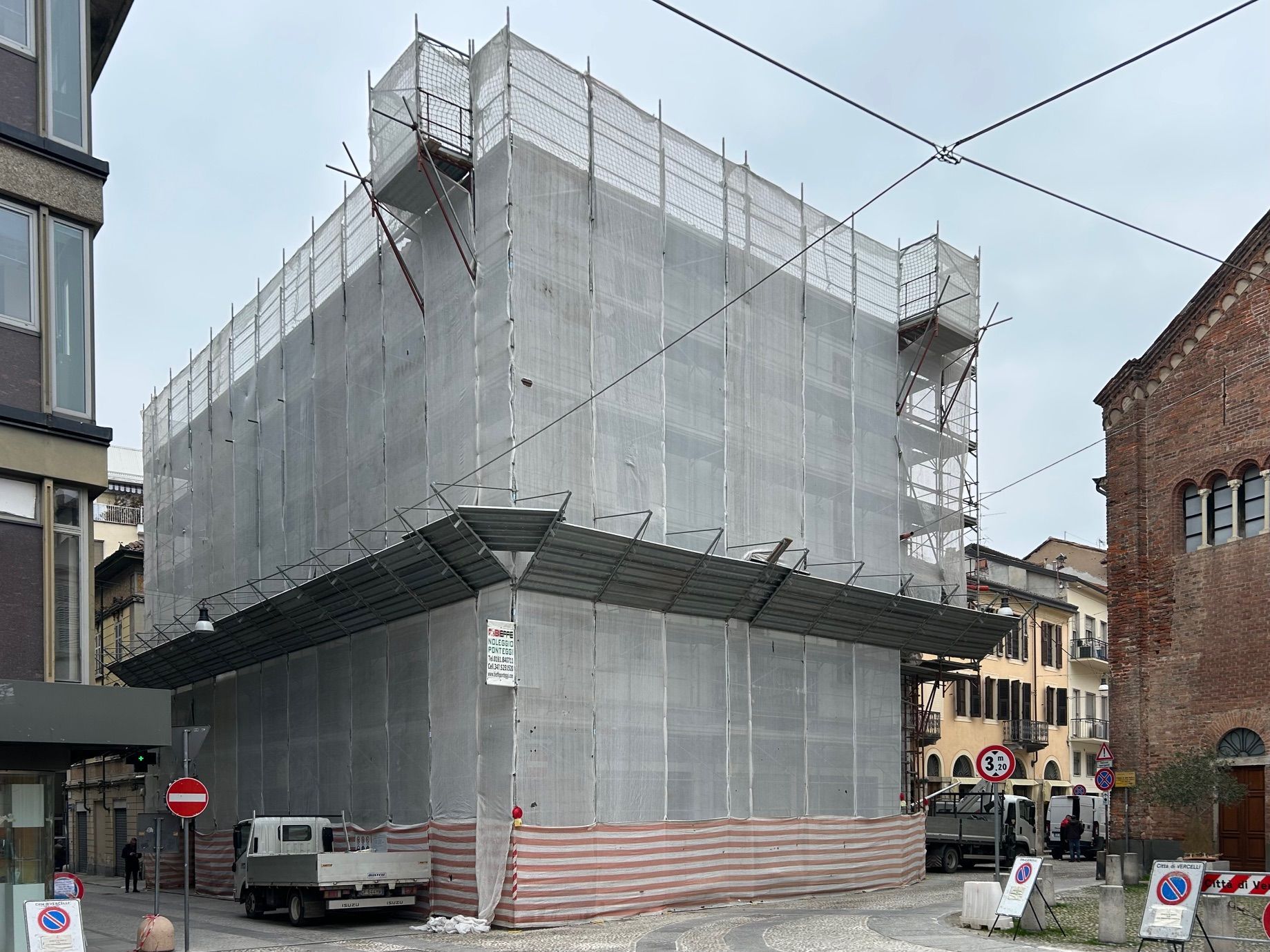 ponteggio con rete anticaduta sulla facciata del municipio di Verbania