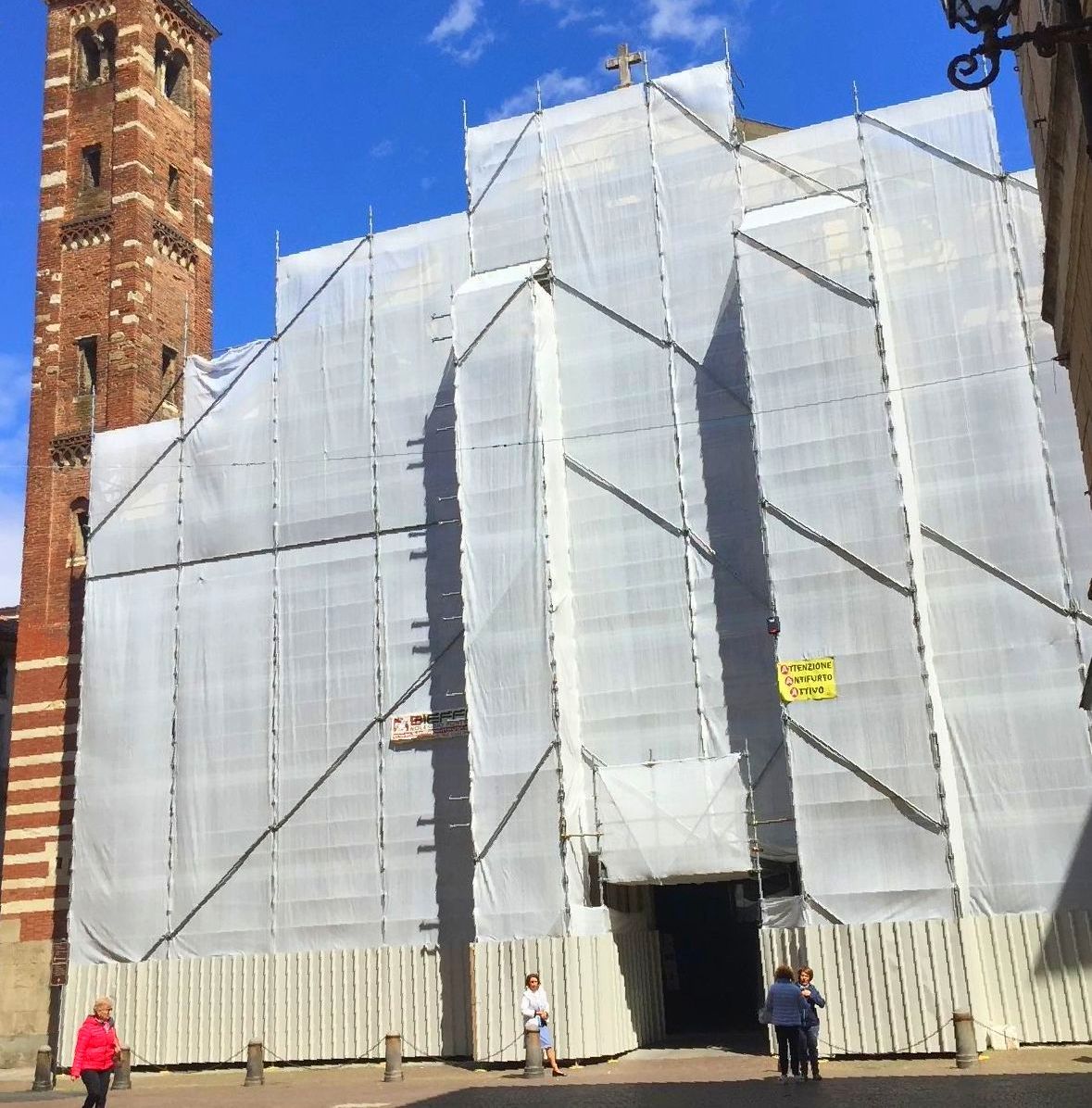 un grande edificio con un'impalcatura e un cartello giallo con la scritta "impalcatura".