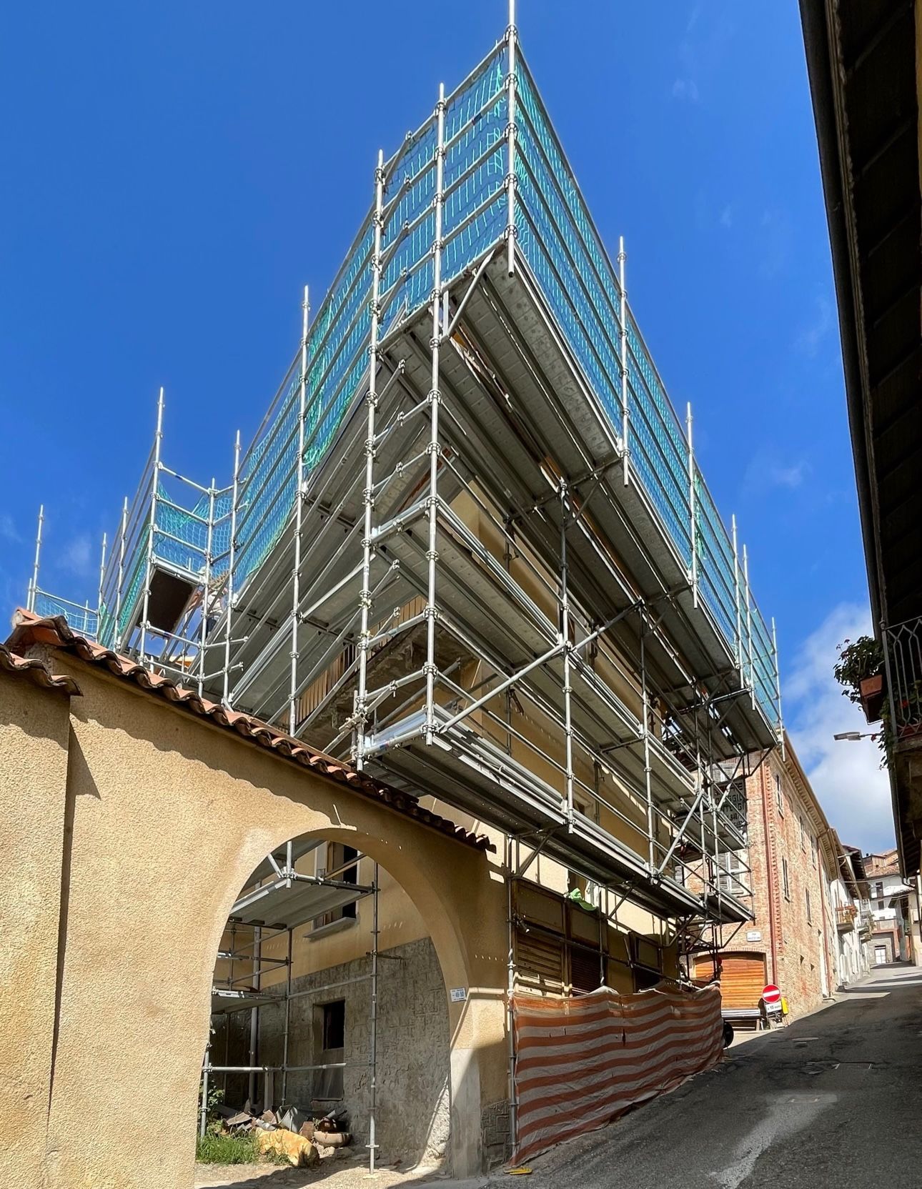 un edificio in costruzione con impalcature sul lato.