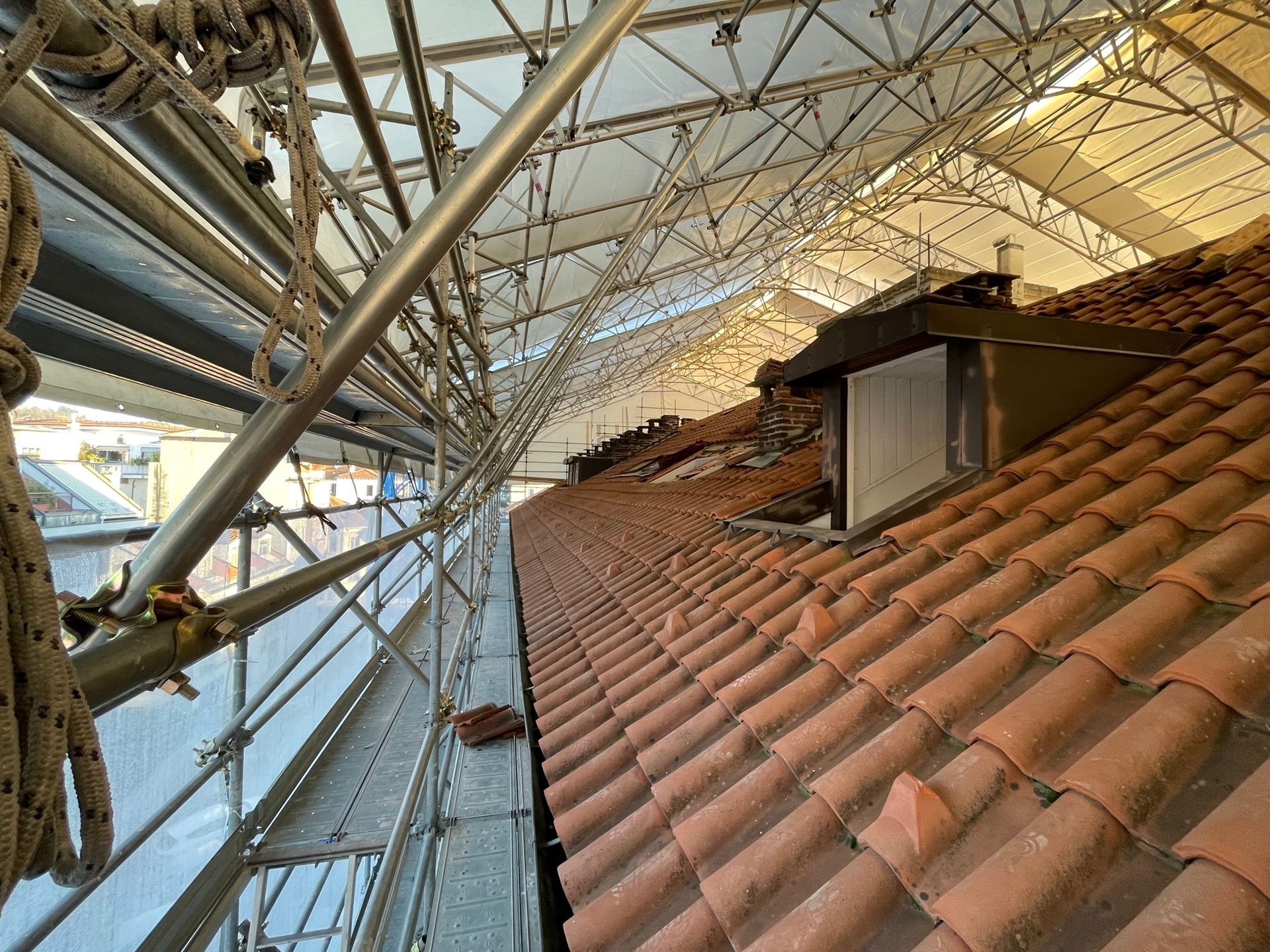 un tetto con molte tegole e impalcature sopra.